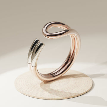 Bague Betikoa en or rose recyclé 18 carats, design aimant ouvert — ADELMIRE