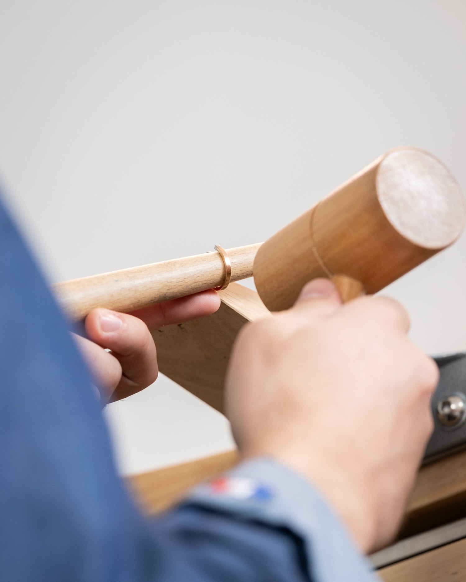 Façonnage d'une alliance au maillet sur triboulet — atelier ADELMIRE